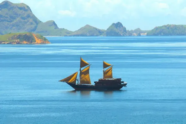 Alila Purnama charter yacht mewah Indonesia