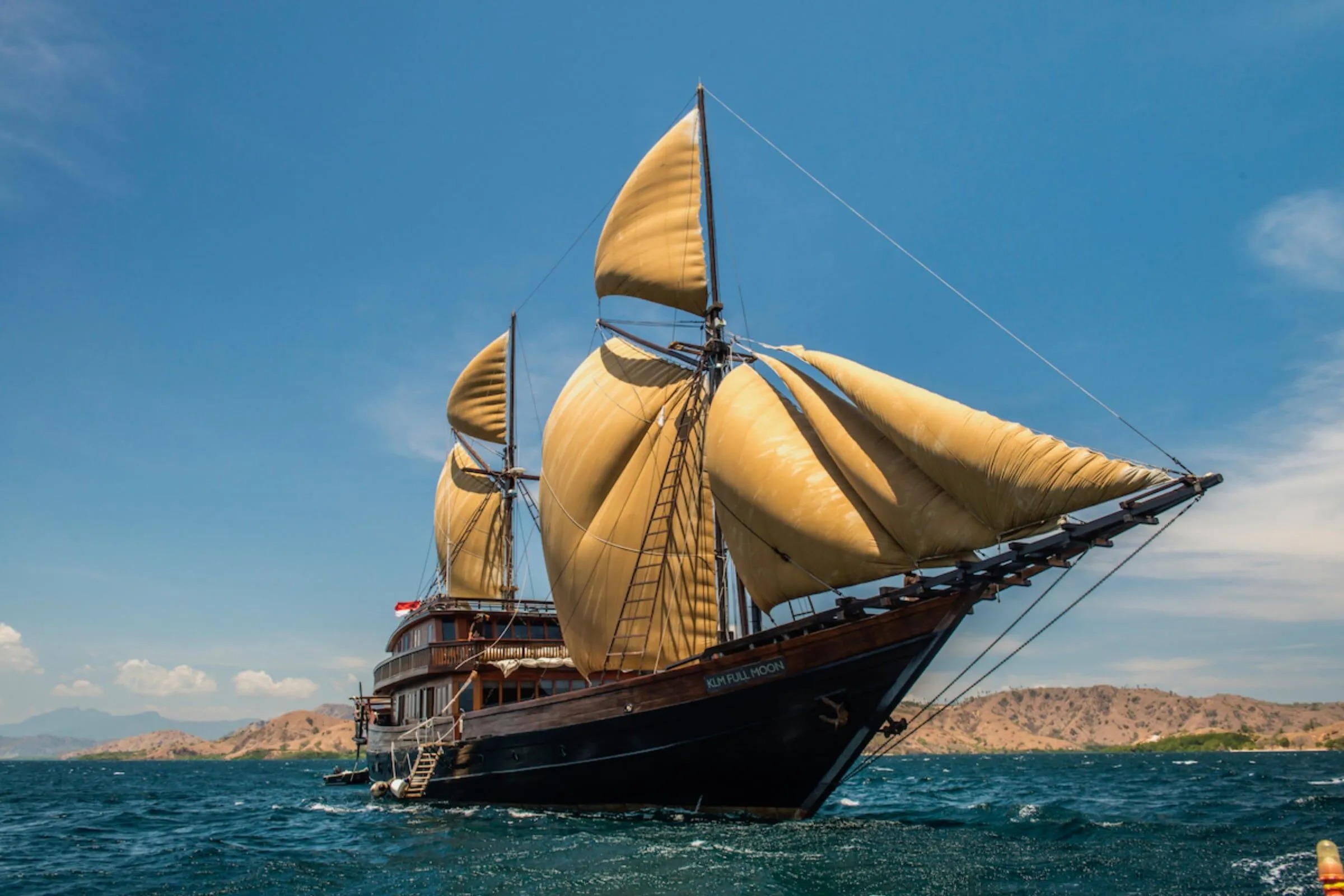 Alila Purnama — yacht mewah 46m Alila Purnama charter yacht mewah Indonesia