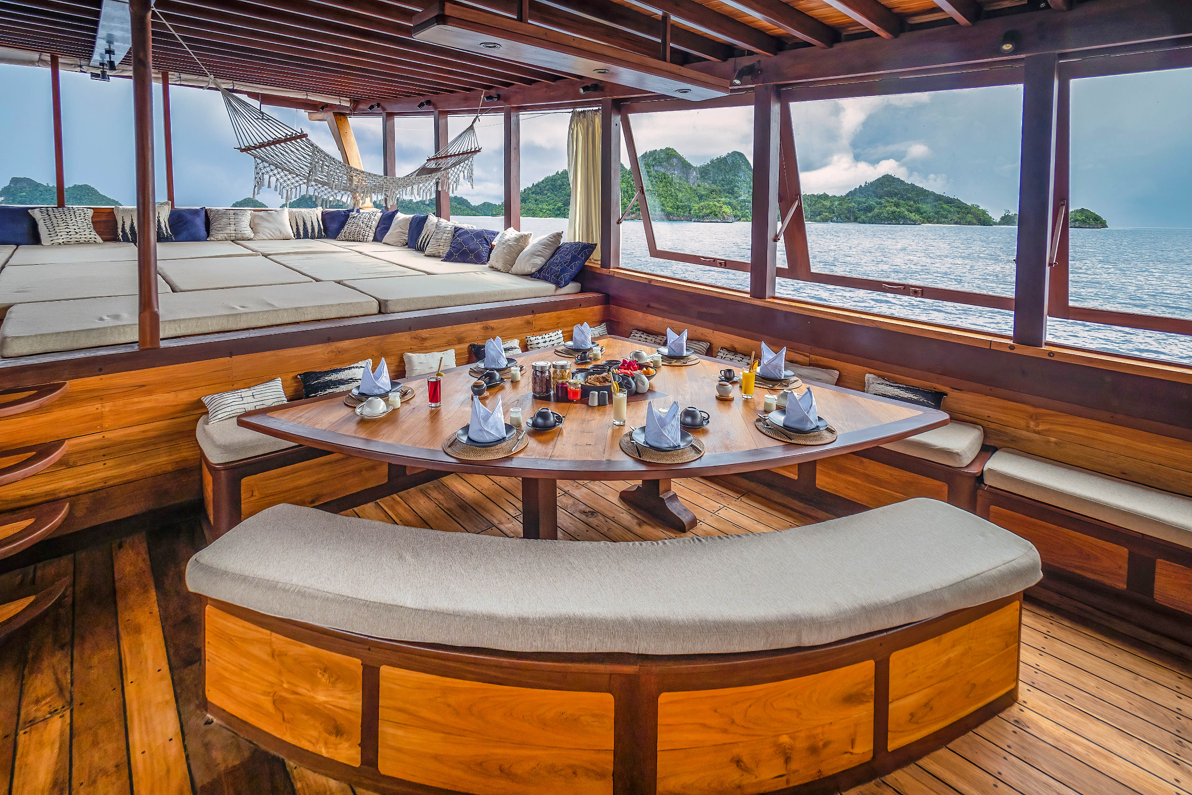 Majik yacht photo 2