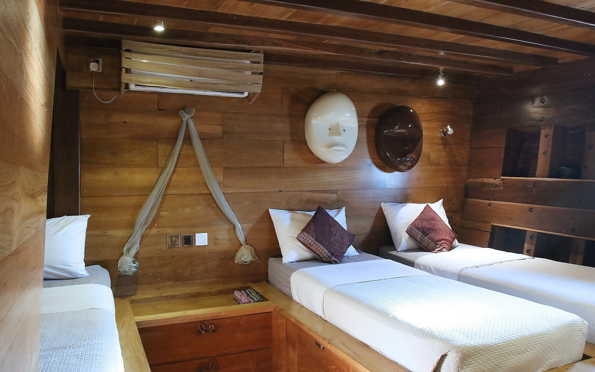 Tiare yacht photo 2