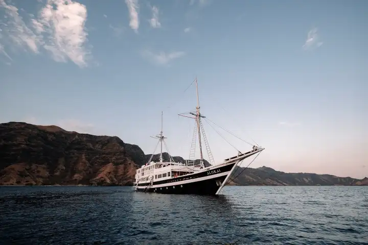 Aliikai luxury yacht charter Indonesia