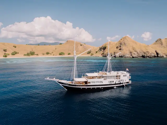 Aliikai private yacht exterior