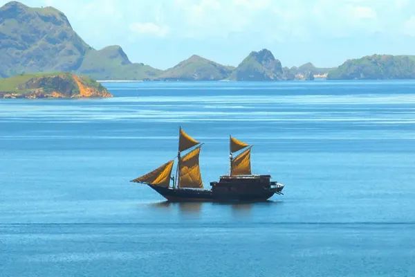 Alila Purnama luxury yacht charter Indonesia