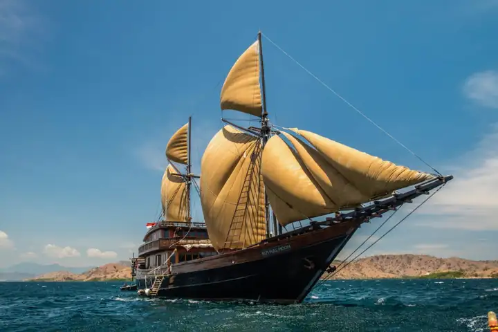 Alila Purnama luxury yacht charter Indonesia