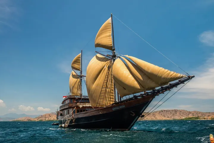 Alila Purnama charter yacht mewah Indonesia