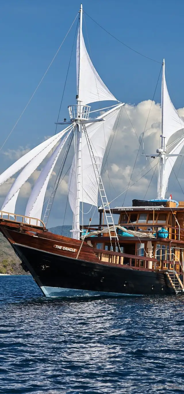 Oracle luxury yacht charter Indonesia